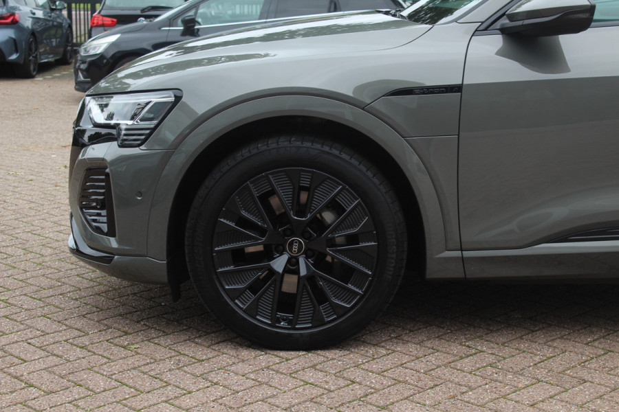 Audi Q8 Sportback e-tron 55 quattro S Edition Competition 115 kWh / SoH 94.8 % / Trekhaak / Panoramadak / Camera / Sfeerverlichting / 21'' / Keyless / Luchtvering / Stuurverwarming / DAB / ACC