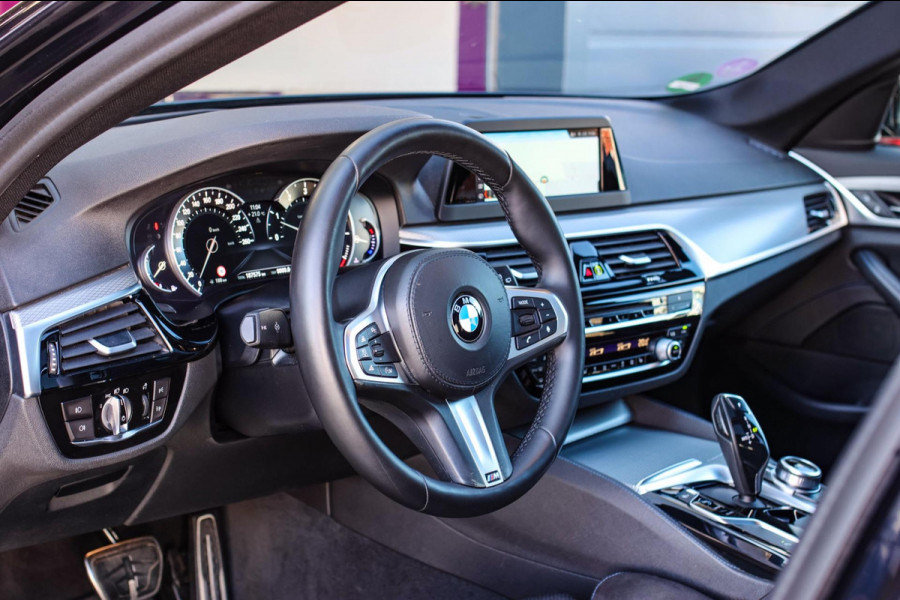BMW 5 Serie Touring 530i M-Sport *Pano*Camera*Head-Up*Trekhaak*