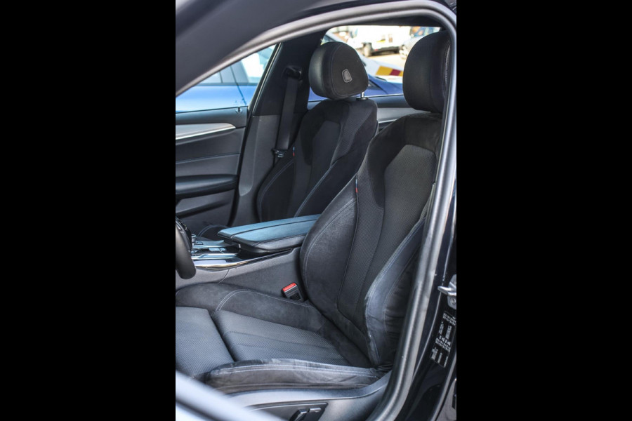 BMW 5 Serie Touring 530i M-Sport *Pano*Camera*Head-Up*Trekhaak*
