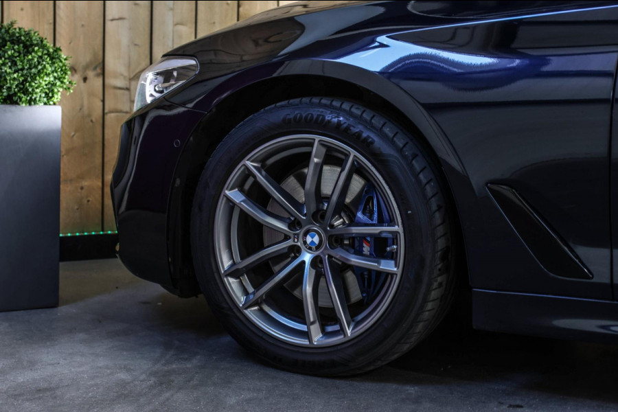 BMW 5 Serie Touring 530i M-Sport *Pano*Camera*Head-Up*Trekhaak*
