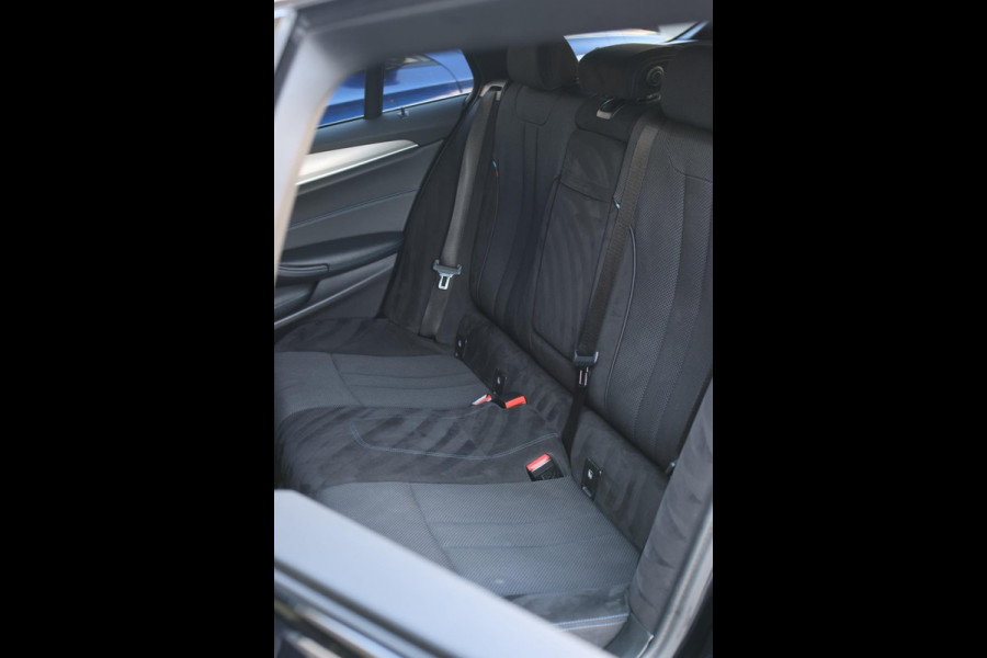 BMW 5 Serie Touring 530i M-Sport *Pano*Camera*Head-Up*Trekhaak*