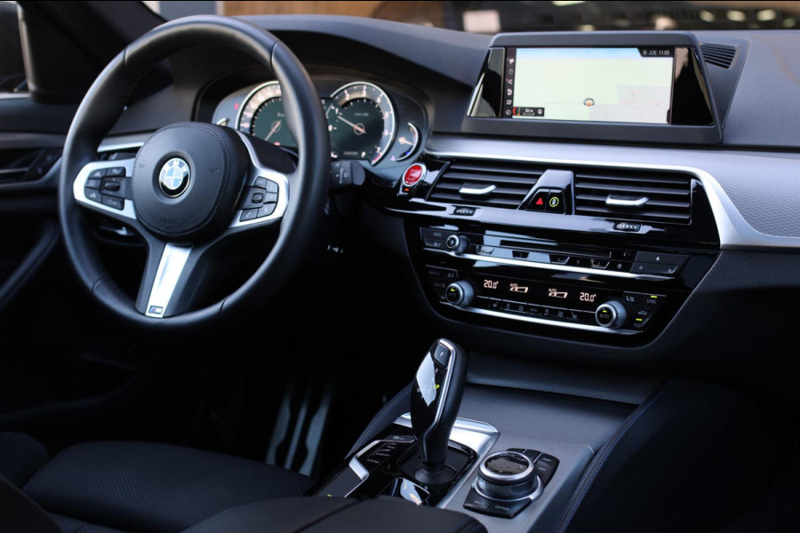 BMW 5 Serie Touring 530i M-Sport *Pano*Camera*Head-Up*Trekhaak*