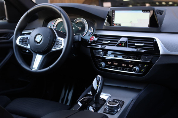 BMW 5 Serie Touring 530i M-Sport *Pano*Camera*Head-Up*Trekhaak*