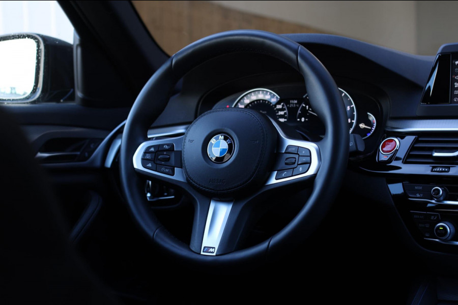 BMW 5 Serie Touring 530i M-Sport *Pano*Camera*Head-Up*Trekhaak*