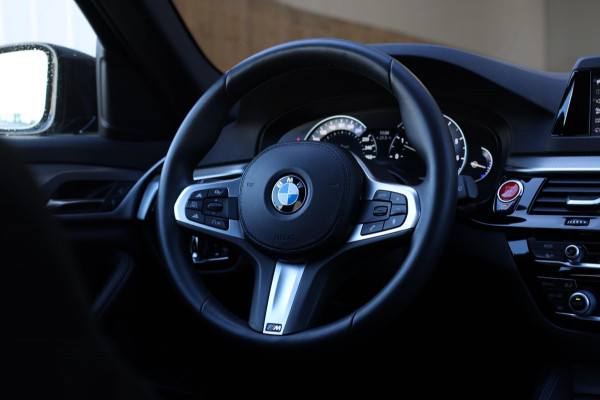 BMW 5 Serie Touring 530i M-Sport *Pano*Camera*Head-Up*Trekhaak*