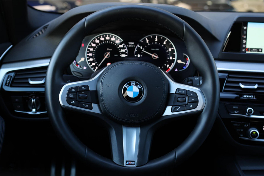 BMW 5 Serie Touring 530i M-Sport *Pano*Camera*Head-Up*Trekhaak*
