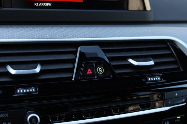 BMW 5 Serie Touring 530i M-Sport *Pano*Camera*Head-Up*Trekhaak*