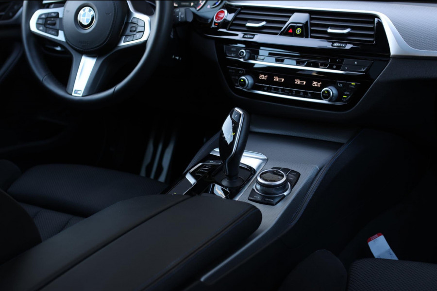 BMW 5 Serie Touring 530i M-Sport *Pano*Camera*Head-Up*Trekhaak*