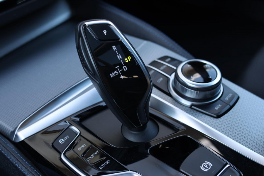 BMW 5 Serie Touring 530i M-Sport *Pano*Camera*Head-Up*Trekhaak*