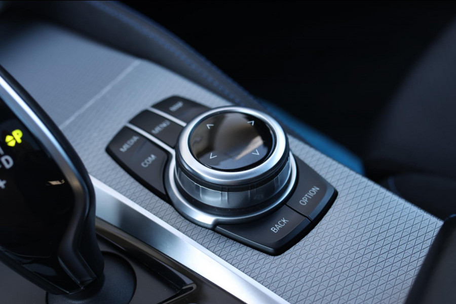 BMW 5 Serie Touring 530i M-Sport *Pano*Camera*Head-Up*Trekhaak*