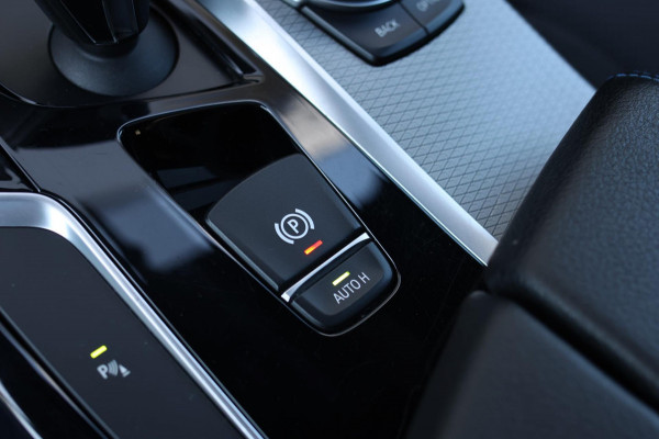 BMW 5 Serie Touring 530i M-Sport *Pano*Camera*Head-Up*Trekhaak*