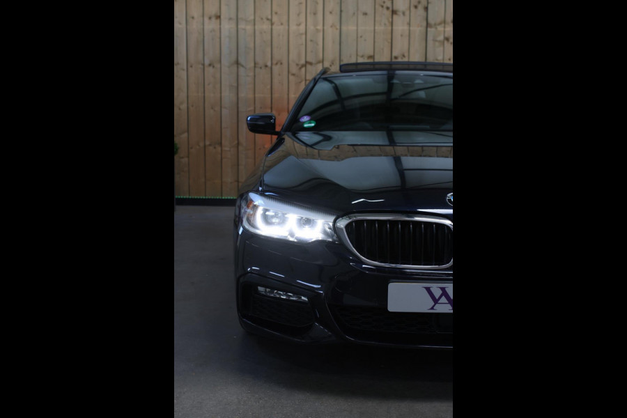BMW 5 Serie Touring 530i M-Sport *Pano*Camera*Head-Up*Trekhaak*