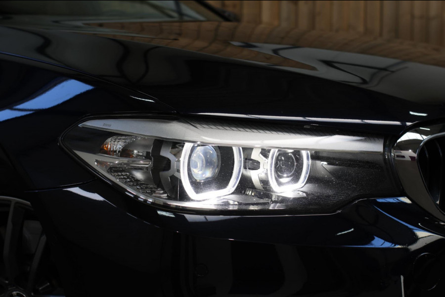 BMW 5 Serie Touring 530i M-Sport *Pano*Camera*Head-Up*Trekhaak*