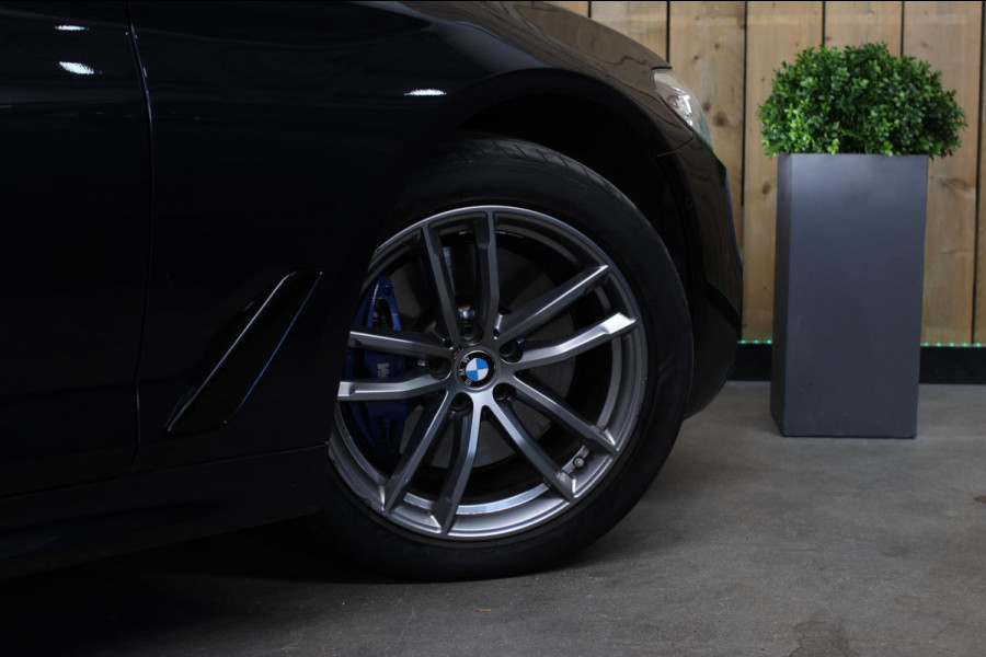 BMW 5 Serie Touring 530i M-Sport *Pano*Camera*Head-Up*Trekhaak*