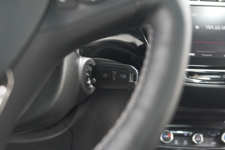 Opel Corsa 1.2 Turbo 100 Ultimate | Panoramadak | Camera | Dodehoekdetectie | Apple Carplay