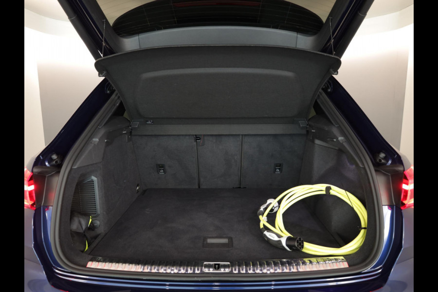 Audi Q3 45 TFSI e S edition 245 pk S-tronic | Navigatie | Parkeersensoren (Park assist) | Achteruitrijcamera | Adaptieve cruise control | Lederen bekleding | Elektr. voorstoelen | S-Line |