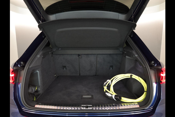 Audi Q3 45 TFSI e S edition 245 pk S-tronic | Navigatie | Parkeersensoren (Park assist) | Achteruitrijcamera | Adaptieve cruise control | Lederen bekleding | Elektr. voorstoelen | S-Line |