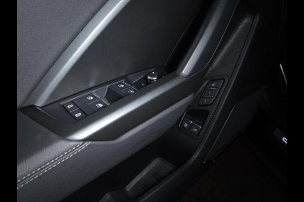 Audi Q3 45 TFSI e S edition 245 pk S-tronic | Navigatie | Parkeersensoren (Park assist) | Achteruitrijcamera | Adaptieve cruise control | Lederen bekleding | Elektr. voorstoelen | S-Line |