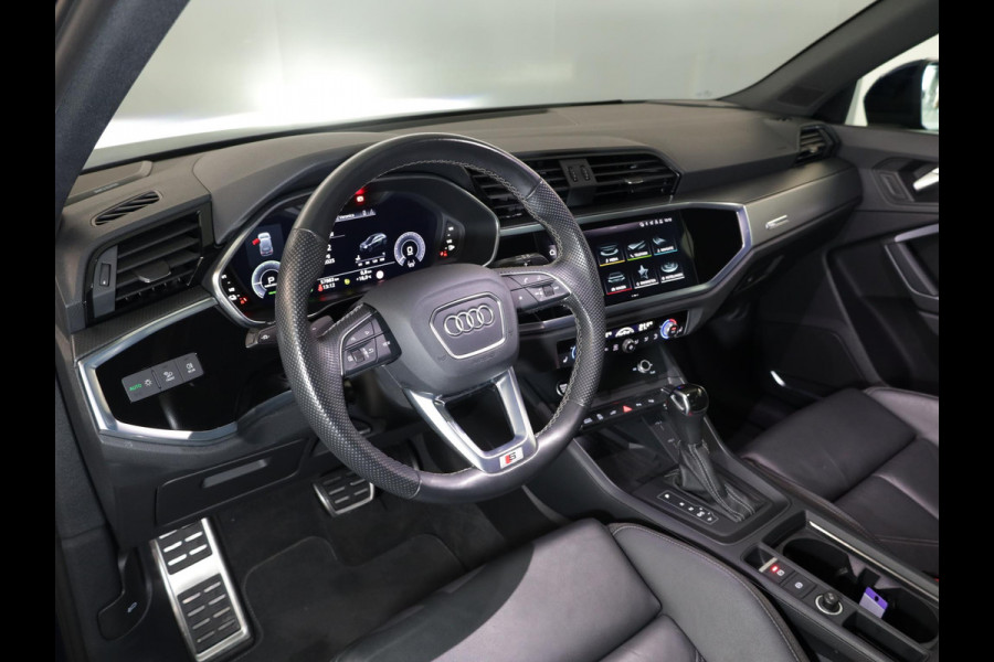 Audi Q3 45 TFSI e S edition 245 pk S-tronic | Navigatie | Parkeersensoren (Park assist) | Achteruitrijcamera | Adaptieve cruise control | Lederen bekleding | Elektr. voorstoelen | S-Line |