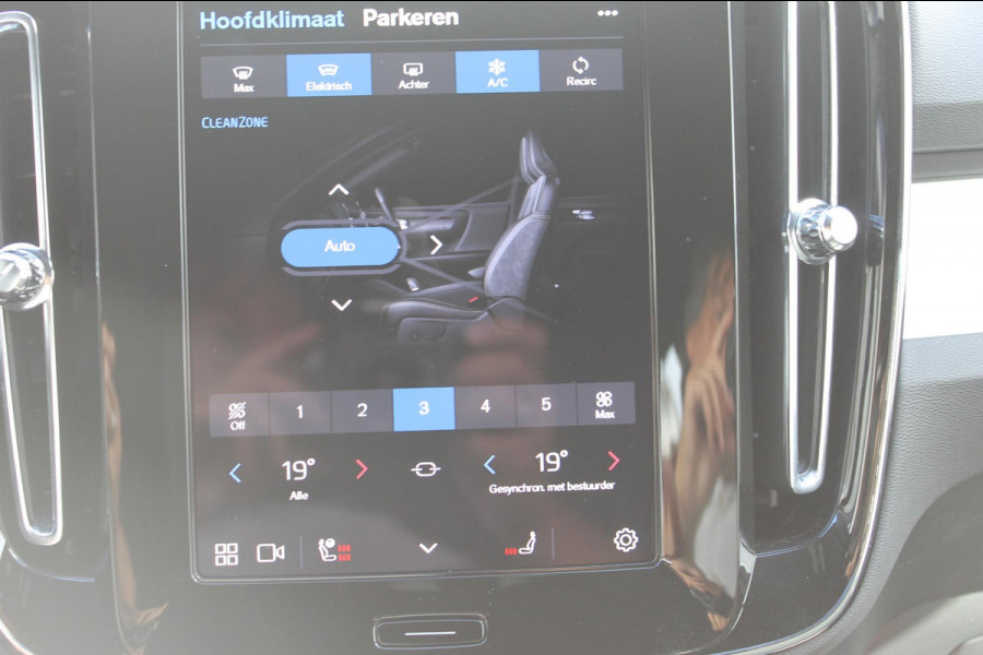 Volvo XC40 B4 211PK Automaat Plus Dark Google Infotainment / Verwarmbare voorruit / Semi elektrisch wegklapbare trekhaak / Elektrisch verstelbare voorstoelen met geheugen op de bestuurdersstoel