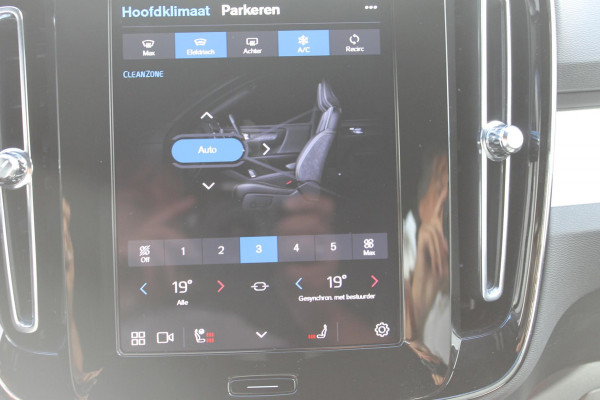 Volvo XC40 B4 211PK Automaat Plus Dark Google Infotainment / Verwarmbare voorruit / Semi elektrisch wegklapbare trekhaak / Elektrisch verstelbare voorstoelen met geheugen op de bestuurdersstoel
