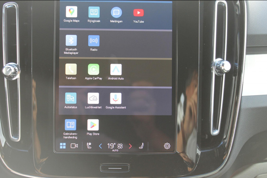Volvo XC40 B4 211PK Automaat Plus Dark Google Infotainment / Verwarmbare voorruit / Semi elektrisch wegklapbare trekhaak / Elektrisch verstelbare voorstoelen met geheugen op de bestuurdersstoel