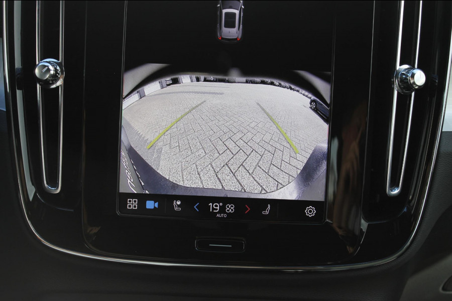 Volvo XC40 B4 211PK Automaat Plus Dark Google Infotainment / Verwarmbare voorruit / Semi elektrisch wegklapbare trekhaak / Elektrisch verstelbare voorstoelen met geheugen op de bestuurdersstoel