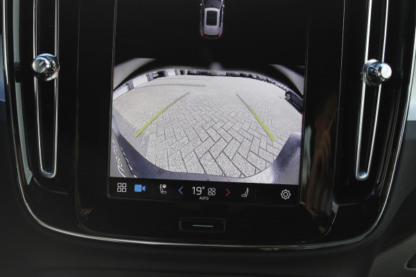 Volvo XC40 B4 211PK Automaat Plus Dark Google Infotainment / Verwarmbare voorruit / Semi elektrisch wegklapbare trekhaak / Elektrisch verstelbare voorstoelen met geheugen op de bestuurdersstoel