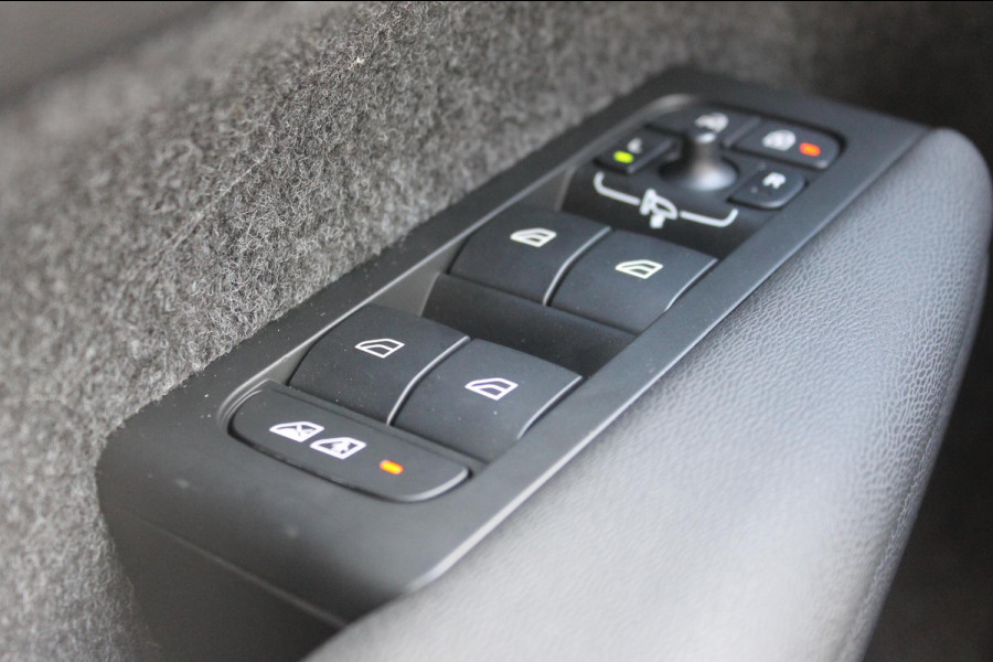 Volvo XC40 B4 211PK Automaat Plus Dark Google Infotainment / Verwarmbare voorruit / Semi elektrisch wegklapbare trekhaak / Elektrisch verstelbare voorstoelen met geheugen op de bestuurdersstoel