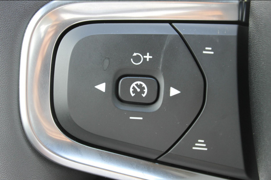 Volvo XC40 B4 211PK Automaat Plus Dark Google Infotainment / Verwarmbare voorruit / Semi elektrisch wegklapbare trekhaak / Elektrisch verstelbare voorstoelen met geheugen op de bestuurdersstoel