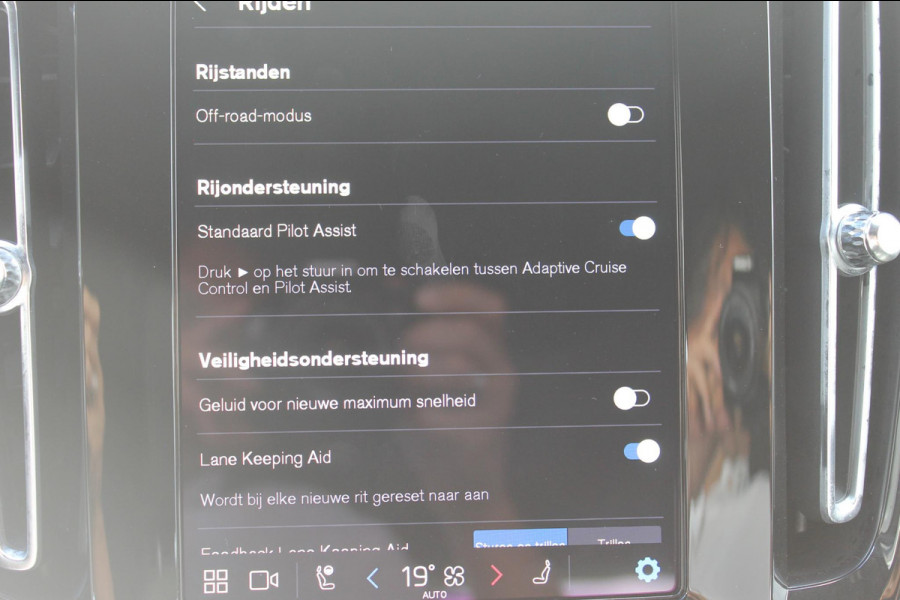 Volvo XC40 B4 211PK Automaat Plus Dark Google Infotainment / Verwarmbare voorruit / Semi elektrisch wegklapbare trekhaak / Elektrisch verstelbare voorstoelen met geheugen op de bestuurdersstoel