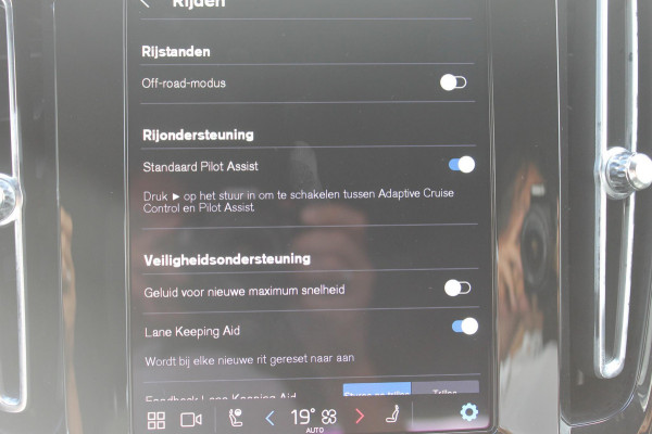 Volvo XC40 B4 211PK Automaat Plus Dark Google Infotainment / Verwarmbare voorruit / Semi elektrisch wegklapbare trekhaak / Elektrisch verstelbare voorstoelen met geheugen op de bestuurdersstoel