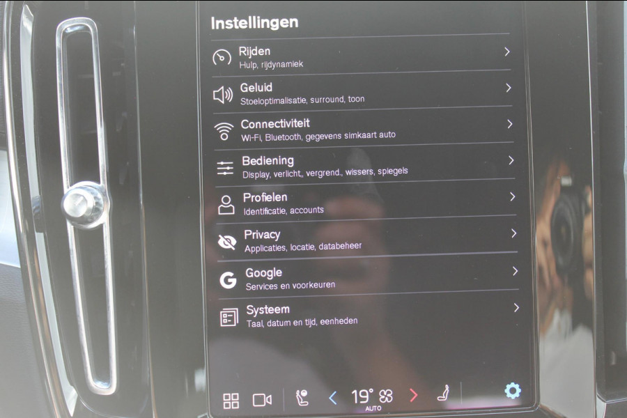 Volvo XC40 B4 211PK Automaat Plus Dark Google Infotainment / Verwarmbare voorruit / Semi elektrisch wegklapbare trekhaak / Elektrisch verstelbare voorstoelen met geheugen op de bestuurdersstoel