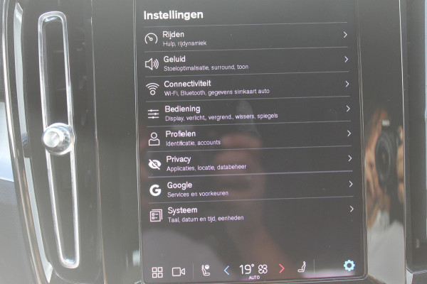 Volvo XC40 B4 211PK Automaat Plus Dark Google Infotainment / Verwarmbare voorruit / Semi elektrisch wegklapbare trekhaak / Elektrisch verstelbare voorstoelen met geheugen op de bestuurdersstoel