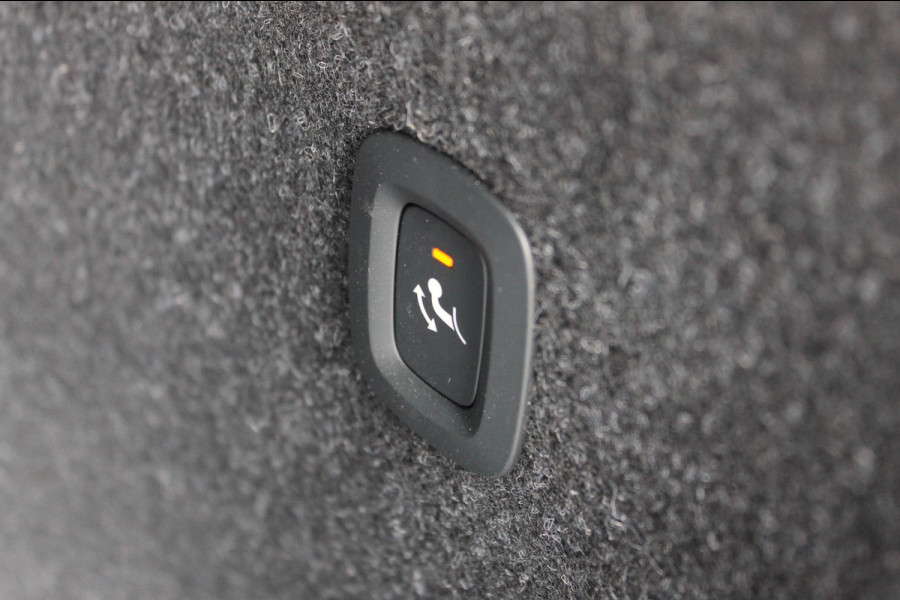 Volvo XC40 B4 211PK Automaat Plus Dark Google Infotainment / Verwarmbare voorruit / Semi elektrisch wegklapbare trekhaak / Elektrisch verstelbare voorstoelen met geheugen op de bestuurdersstoel