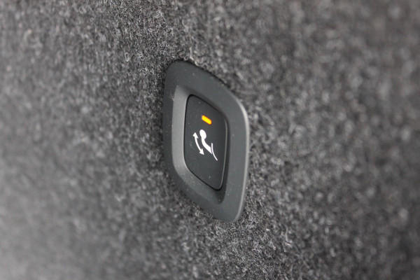 Volvo XC40 B4 211PK Automaat Plus Dark Google Infotainment / Verwarmbare voorruit / Semi elektrisch wegklapbare trekhaak / Elektrisch verstelbare voorstoelen met geheugen op de bestuurdersstoel