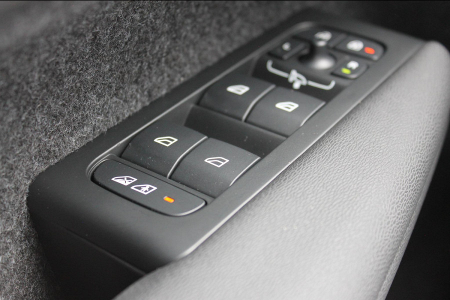 Volvo XC40 B4 211PK Automaat Plus Dark Google Infotainment / Verwarmbare voorruit / Semi elektrisch wegklapbare trekhaak / Elektrisch verstelbare voorstoelen met geheugen op de bestuurdersstoel
