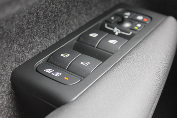 Volvo XC40 B4 211PK Automaat Plus Dark Google Infotainment / Verwarmbare voorruit / Semi elektrisch wegklapbare trekhaak / Elektrisch verstelbare voorstoelen met geheugen op de bestuurdersstoel