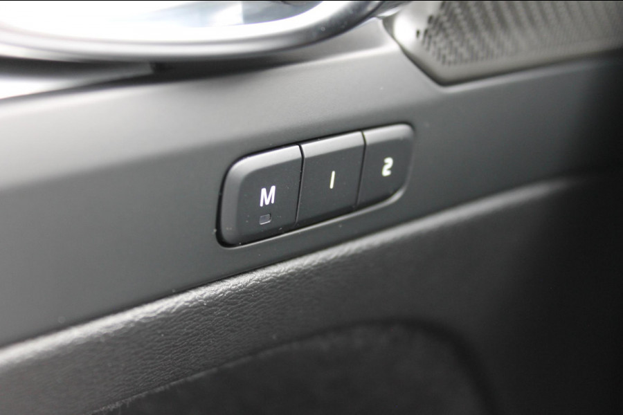 Volvo XC40 B4 211PK Automaat Plus Dark Google Infotainment / Verwarmbare voorruit / Semi elektrisch wegklapbare trekhaak / Elektrisch verstelbare voorstoelen met geheugen op de bestuurdersstoel