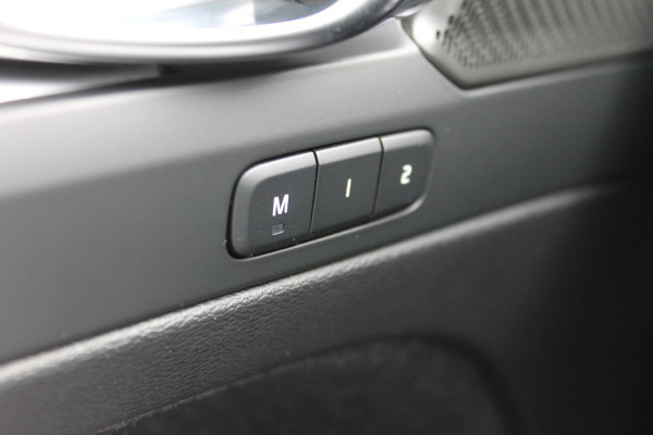 Volvo XC40 B4 211PK Automaat Plus Dark Google Infotainment / Verwarmbare voorruit / Semi elektrisch wegklapbare trekhaak / Elektrisch verstelbare voorstoelen met geheugen op de bestuurdersstoel
