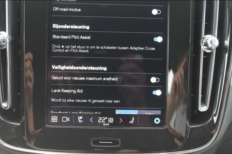 Volvo XC40 B4 211PK Automaat Plus Dark Google Infotainment / Verwarmbare voorruit / Semi elektrisch wegklapbare trekhaak / Elektrisch verstelbare voorstoelen met geheugen op de bestuurdersstoel
