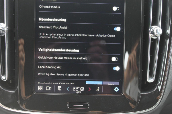 Volvo XC40 B4 211PK Automaat Plus Dark Google Infotainment / Verwarmbare voorruit / Semi elektrisch wegklapbare trekhaak / Elektrisch verstelbare voorstoelen met geheugen op de bestuurdersstoel