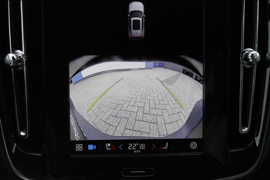 Volvo XC40 B4 211PK Automaat Plus Dark Google Infotainment / Verwarmbare voorruit / Semi elektrisch wegklapbare trekhaak / Elektrisch verstelbare voorstoelen met geheugen op de bestuurdersstoel