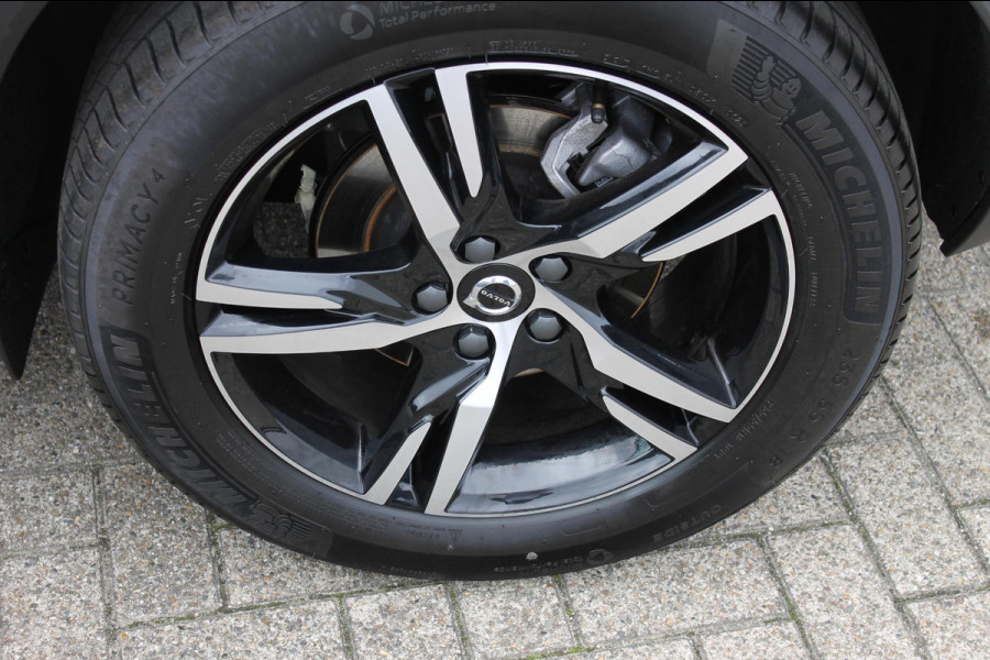 Volvo XC40 B4 211PK Automaat Plus Dark Google Infotainment / Verwarmbare voorruit / Semi elektrisch wegklapbare trekhaak / Elektrisch verstelbare voorstoelen met geheugen op de bestuurdersstoel