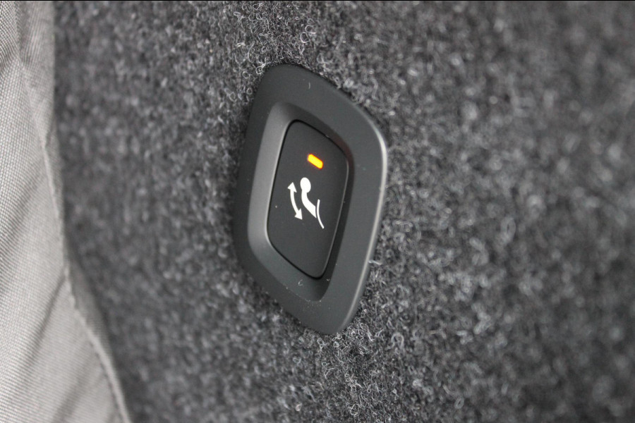 Volvo XC40 B4 211PK Automaat Plus Dark Google Infotainment / Semi elektrisch wegklapbare trekhaak / Verwarmbare voorruit / Harman Kardon Audio installatie / Elektrisch bedienbare voorstoelen