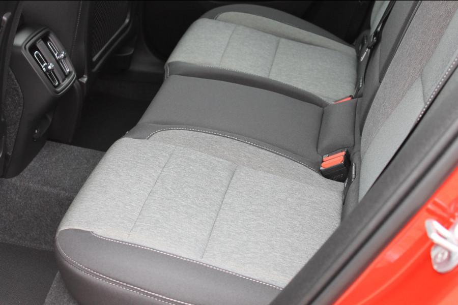 Volvo XC40 B4 211PK Automaat Plus Dark Google Infotainment / Semi elektrisch wegklapbare trekhaak / Verwarmbare voorruit / Harman Kardon Audio installatie / Elektrisch bedienbare voorstoelen