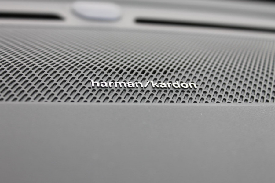 Volvo XC40 B4 211PK Automaat Plus Dark Google Infotainment / Semi elektrisch wegklapbare trekhaak / Verwarmbare voorruit / Harman Kardon Audio installatie / Elektrisch bedienbare voorstoelen