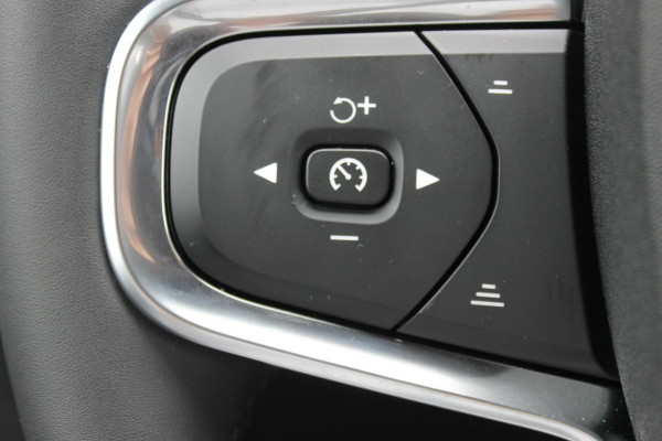 Volvo XC40 B4 211PK Automaat Plus Dark Google Infotainment / Semi elektrisch wegklapbare trekhaak / Verwarmbare voorruit / Harman Kardon Audio installatie / Elektrisch bedienbare voorstoelen