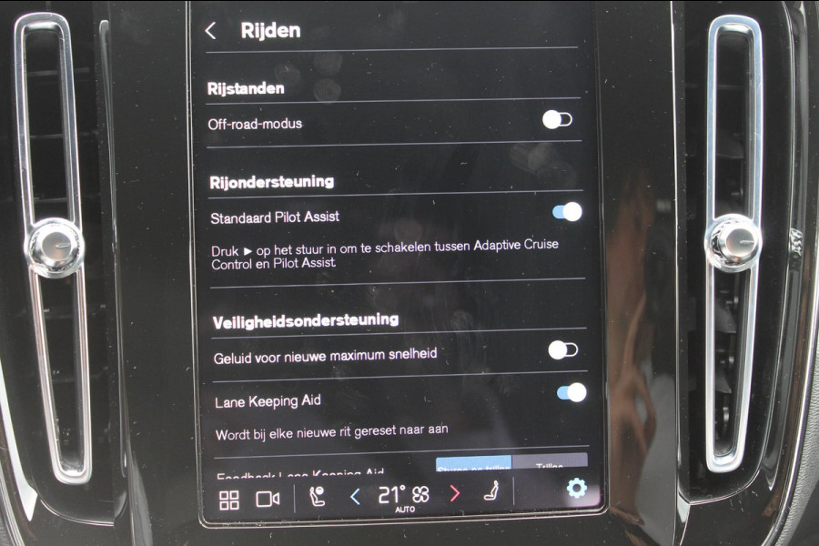Volvo XC40 B4 211PK Automaat Plus Dark Google Infotainment / Semi elektrisch wegklapbare trekhaak / Verwarmbare voorruit / Harman Kardon Audio installatie / Elektrisch bedienbare voorstoelen