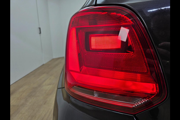 Volkswagen Polo Occasion 1.0 Business R met sportvelgen en bluetooth connecten | Tweedehands Volkswagen Polo zwart met airco | ALJ